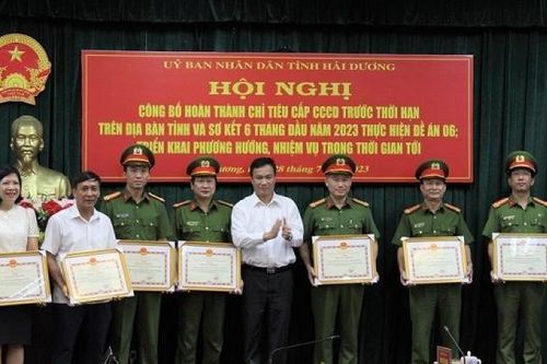 BHXH tỉnh Hải Dương được tặng Bằng khen của UBND tỉnh về triển khai thực hiện Đề án 06