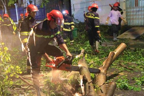 Cảnh sát xuyên đêm giúp dân khắc phục sau cơn mưa