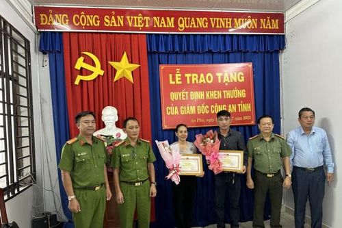 Khen thưởng 2 cá nhân dũng cảm bắt cướp