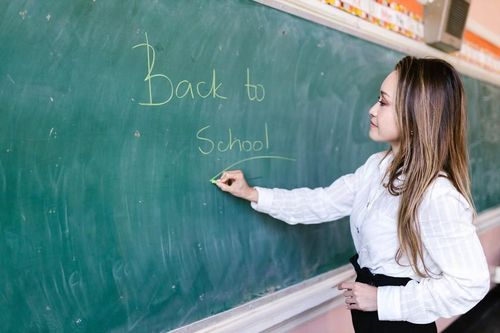 Hàng ngàn giáo viên bỏ việc mỗi năm: Nghề dạy học thực sự là một nghề cao quý?