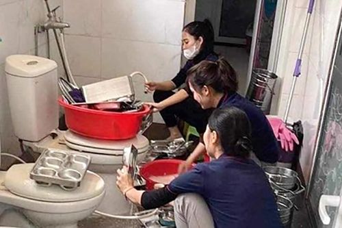 Nghệ An: Xác minh vụ giáo viên mầm non rửa khay ăn cho trẻ cạnh bồn cầu nhà vệ sinh