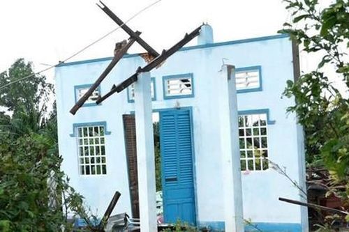 Kiên Giang: Lốc xoáy làm sập, tốc mái 15 nhà dân