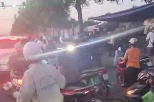 Taxi lao sang đường ngược chiều, tông 9 xe máy đang dừng đèn đỏ