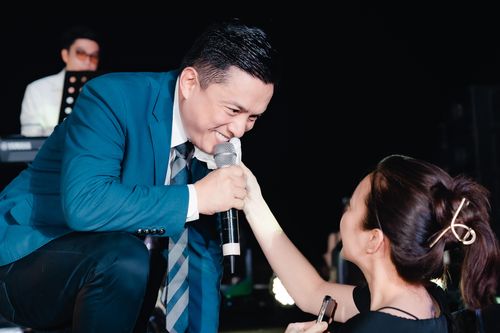 Fan nữ ân cần lau mồ hôi cho Lam Trường trên sân khấu