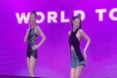 BLACKPINK nhảy trên nền nhạc 'See tình' trong concert tại Hà Nội