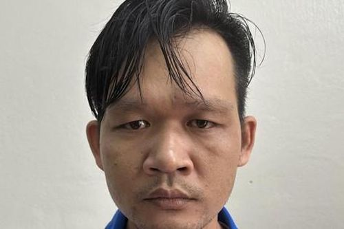 Chồng tạt a xít vào mặt vợ khiến 2 mắt có khả năng bị mù
