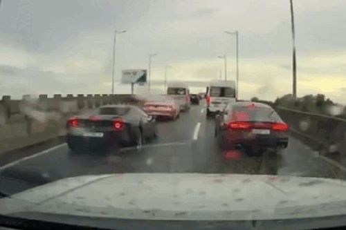 Siêu xe Ferrari chạy kiểu 'khôn lỏi' suýt gây họa cho xe phía sau