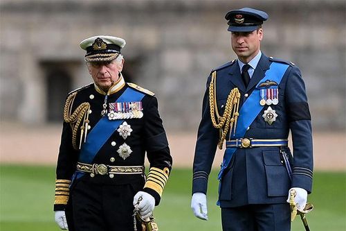 Vua Charles III và William 'rất tức giận' trước vụ kiện mới của Harry