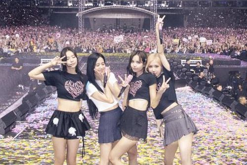 Cẩm nang xem concert BLACKPINK ngày 2: Mang sẵn áo mưa để không bị 'chặt chém'