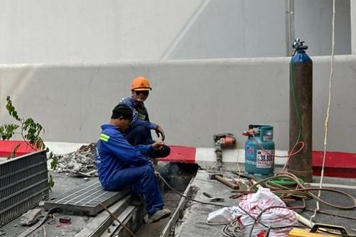 Hầm chui Lê Văn Lương vừa thông xe đã sửa