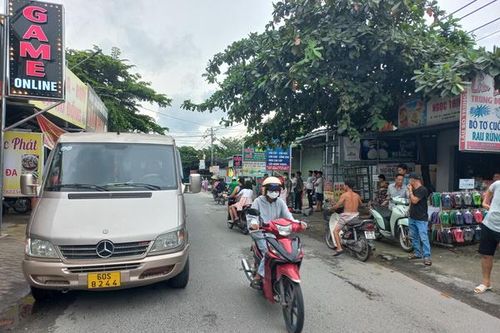 Sau khi gây tai nạn chết người, ô-tô 16 chỗ rời khỏi hiện trường