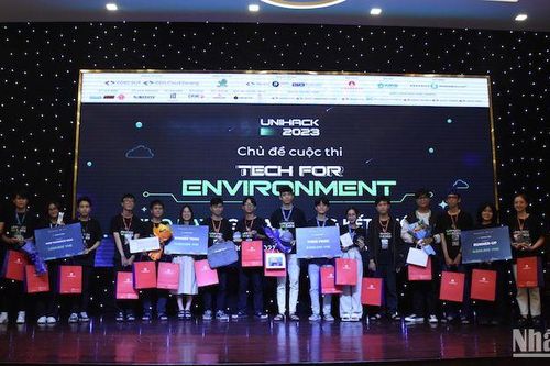 Sinh viên miền trung tranh tài cuộc thi lập trình UniHack vì một môi trường xanh