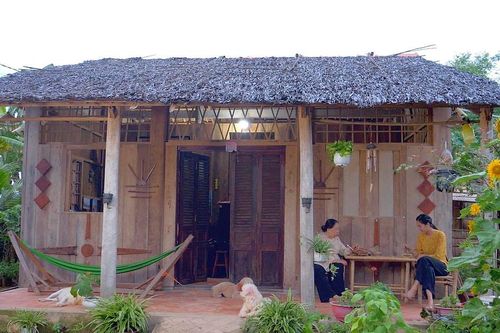 Người ở giữa…