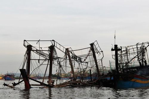 Cháy 5 tàu cá do chập điện