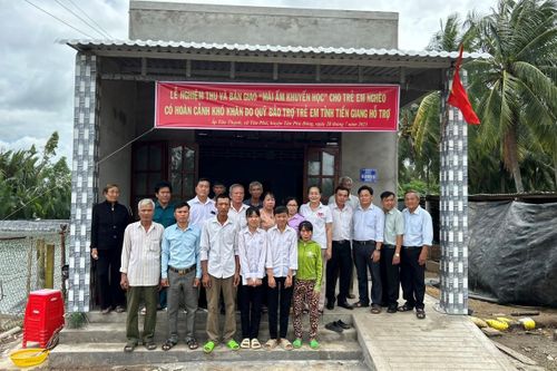 Trao 2 mái ấm khuyến học cho học sinh huyện Tân Phú Đông (Tiền Giang)