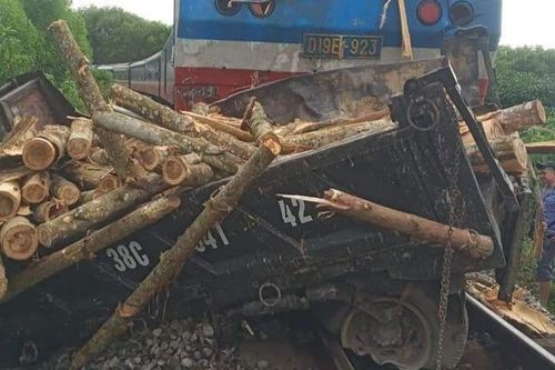 Xe tải gãy đôi sau va chạm với tàu hỏa