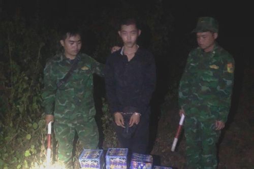 Bắt đối tượng vận chuyển thuê 30 kg pháo lậu