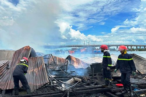 Cháy lớn thiêu rụi 1 quán nổi gần cầu Trà Bồng