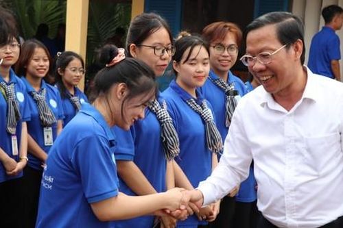 Chủ tịch TPHCM thăm Mẹ Việt Nam Anh hùng, tặng quà sinh viên tình nguyện tại Bến Tre