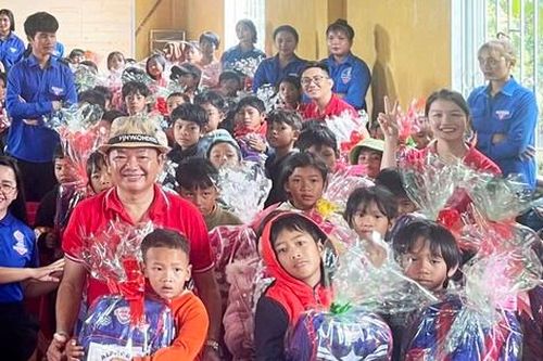 Trao hàng trăm học bổng, xe đạp tiếp sức học sinh nghèo vùng xa