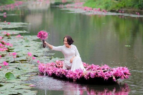 Du khách đổ về 'Tràng An của xứ Thanh' check-in dòng suối phủ đầy hoa tím