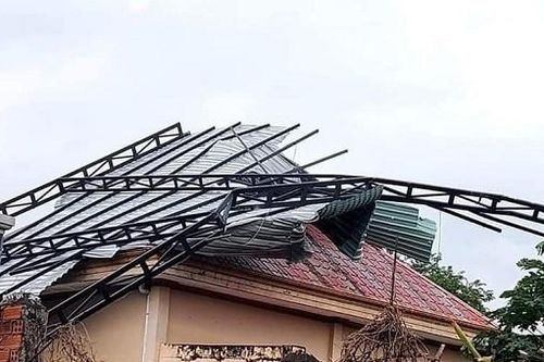 Mưa lớn kèm lốc xoáy làm tốc mái hơn 40 ngôi nhà ở Bà Rịa-Vũng Tàu