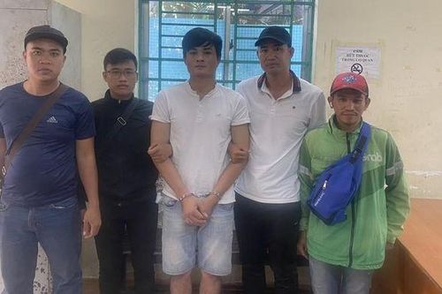 Trốn truy nã còn thách thức công an, thanh niên ở Bình Dương bị bắt