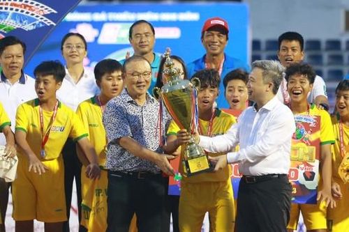 HLV Park Hang Seo, Lê Công Vinh phấn khích xem cầu thủ nhí chơi bóng