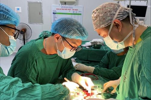 Bé trai bị thương nặng do sạc dự phòng điện thoại phát nổ