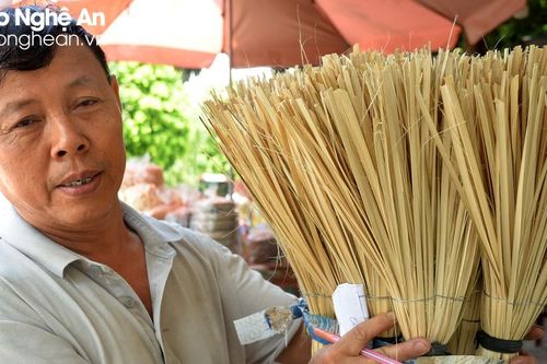 Nghề làm chổi từ dây nhựa phế liệu và lạt giang ở Nghệ An
