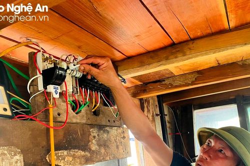 Sau vụ cháy, ngư dân Quỳnh Lưu tăng cường kiểm tra các thiết bị điện trên tàu cá