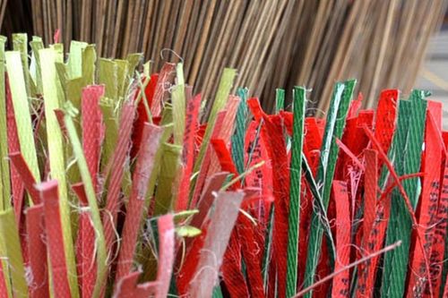 Làng nghề làm chổi từ dây nhựa phế liệu và lạt giang