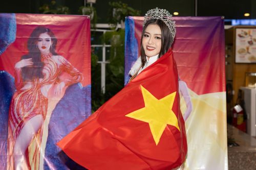 Á hậu Đặng Thanh Ngân: Đi qua 'bão giông' để chạm tới 'nắng ấm'