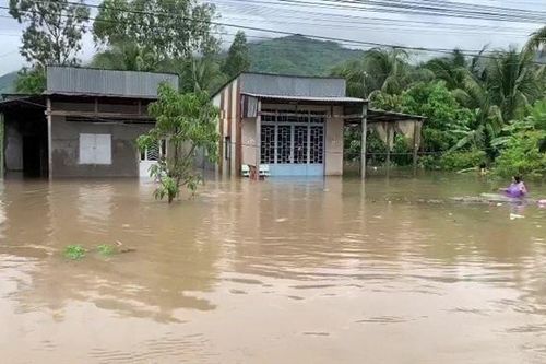 Mưa lớn, dông lốc và sạt lở làm 1 người chết, 10 người bị thương