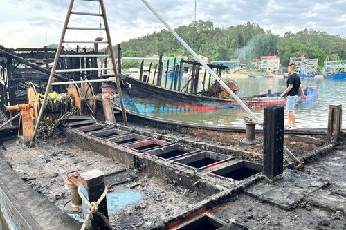 Ngư dân trắng tay sau khi những con tàu tiền tỷ cháy trơ khung