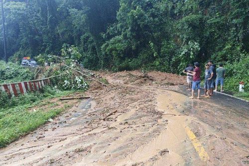 Bình Thuận: Sạt lở, đất đá đổ xuống, chắn ngang đường đèo Đa Mi