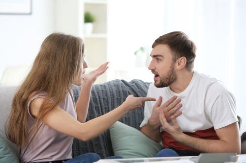 Tôi sốc nặng khi biết lý do chồng hay đem tiền cho cô giúp việc