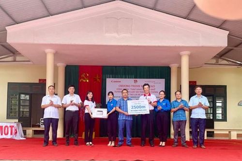 Canon Việt Nam bàn giao công trình 'Thắp sáng đường quê' 2023