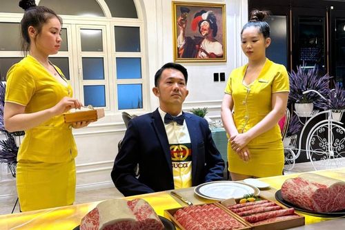 Nhà hàng ở TPHCM nhận 'gạch đá' vì phục vụ đút thức ăn, lau miệng cho khách
