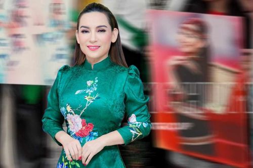 Xuất hiện đám đông ôm ảnh Phi Nhung: Câu chuyện đằng sau khiến ai cũng xúc động