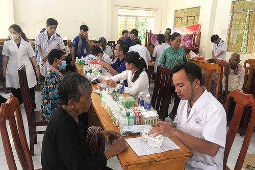 Hơn 300 người dân Khmer xã An Tức được khám bệnh, tặng quà