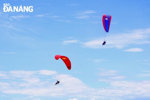 Người dân, du khách ấn tượng với màn trình diễn dù lượn