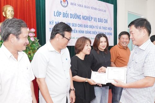 Gia Lai trao giấy chứng nhận cho 60 học viên hoàn thành bồi dưỡng nghiệp vụ báo chí