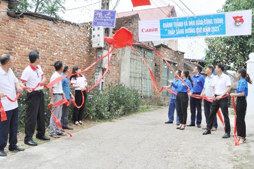 Bàn giao công trình 'Thắp sáng đường quê'