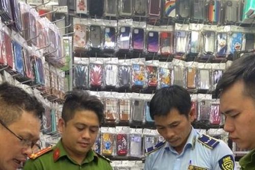 Tp.HCM: Tạm giữ hơn 27.000 phụ kiện điện thoại trôi nổi