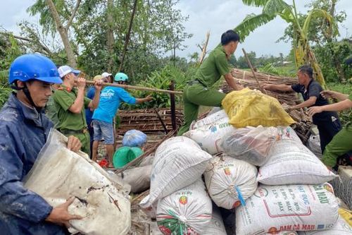 Tuổi trẻ Công an tỉnh Kiên Giang hỗ trợ người dân khắc phục hậu quả giông, lốc