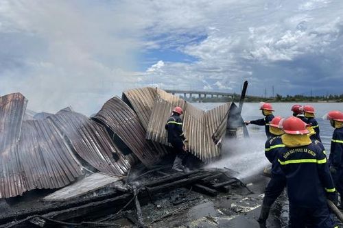 Cháy quán chè giữa trưa tại Quảng Ngãi