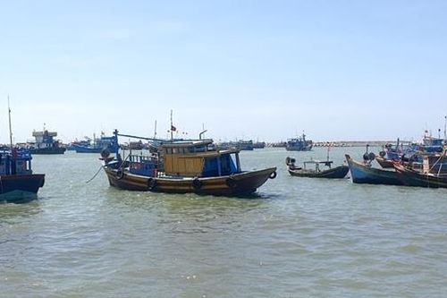 Tích cực tìm kiếm một ngư dân rơi xuống biển, mất tích