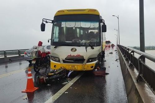 Xe khách tông lan can cầu Rạch Miễu làm người đàn ông đi xe máy tử vong