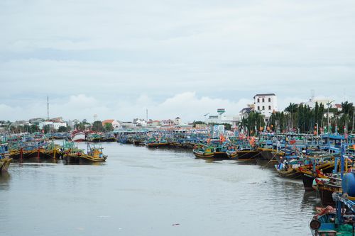 Bình Thuận: Sóng đánh chìm xuồng, 4 người rơi xuống biển, 1 người mất tích